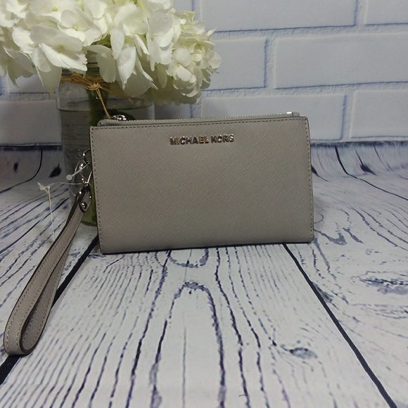 Michael Kors Handbags - 🆕️MICHAEL KORS JET SET TRAVEL WRISTLET